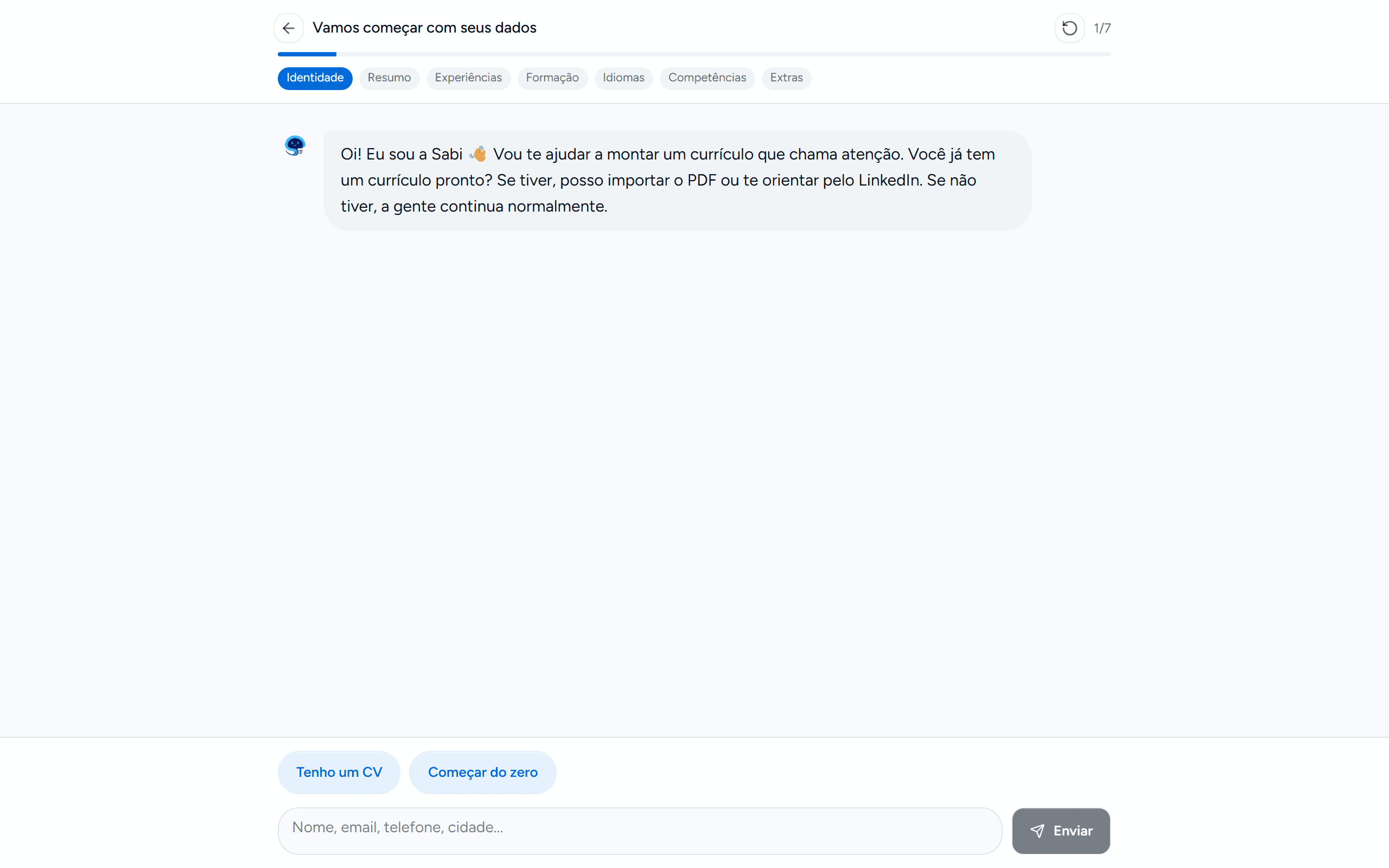 Tela do chat com a Sabi. Mensagem de boas-vindas pergunta se o usuário já tem um currículo pronto e oferece dois botões: "Tenho um CV" e "Começar do zero". No rodapé, campo de texto livre para digitar nome e e-mail.